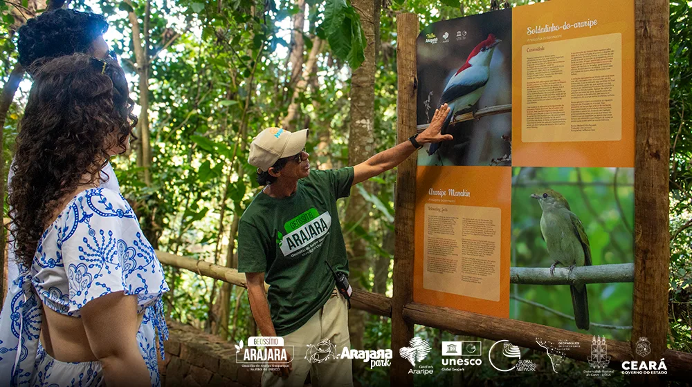 Guia falando sobre o Geossitio Arajara